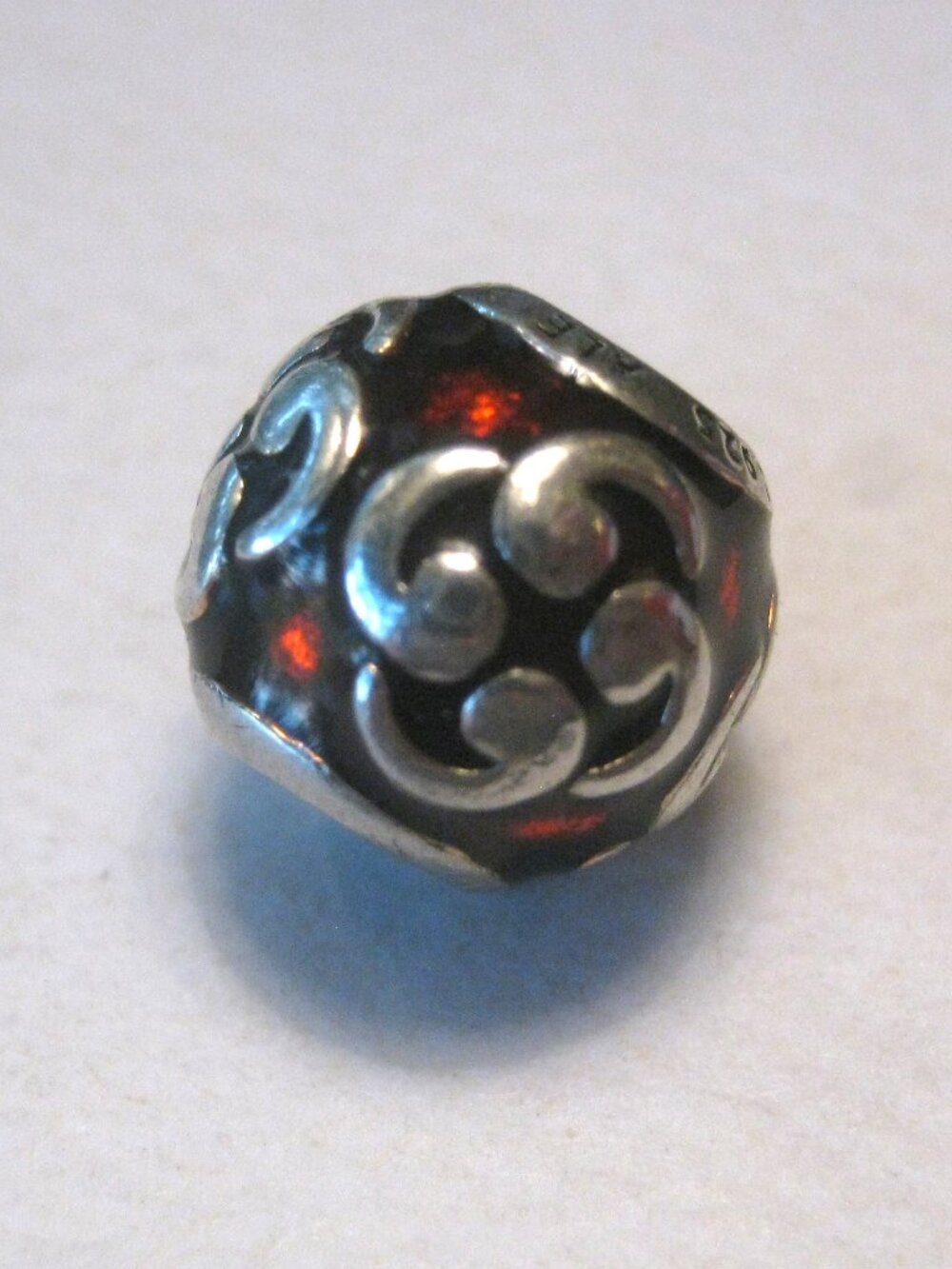 Genuine PANDORA Red Enamel Zen - 40$
